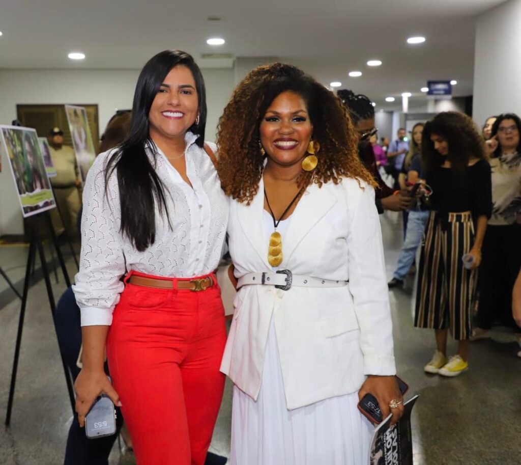 Maju Cotrim e a primeira-dama Karynne Sotero prestigiou a exposição Mulheres Guerreiras Quilombolas do Tocantins. Imagem-Adilvan/Secom