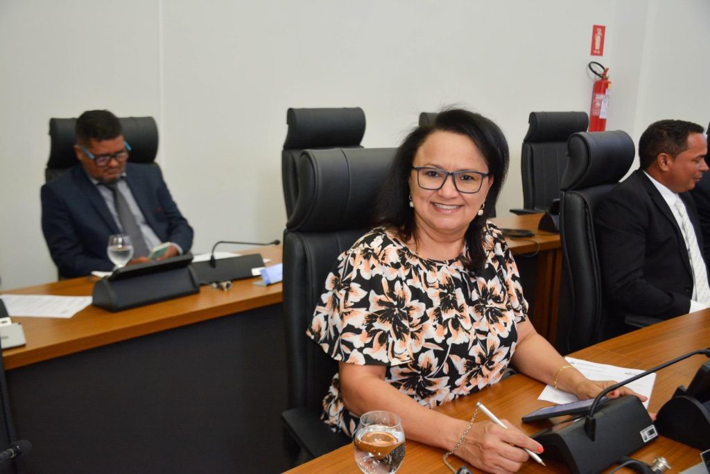 Professora Iolanda Castro solicita praça e academia ao ar livre na 607 Norte em Palmas