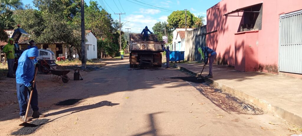Força-tarefa leva roçagem, limpeza e tapa-buracos ao distrito de Taquaruçu