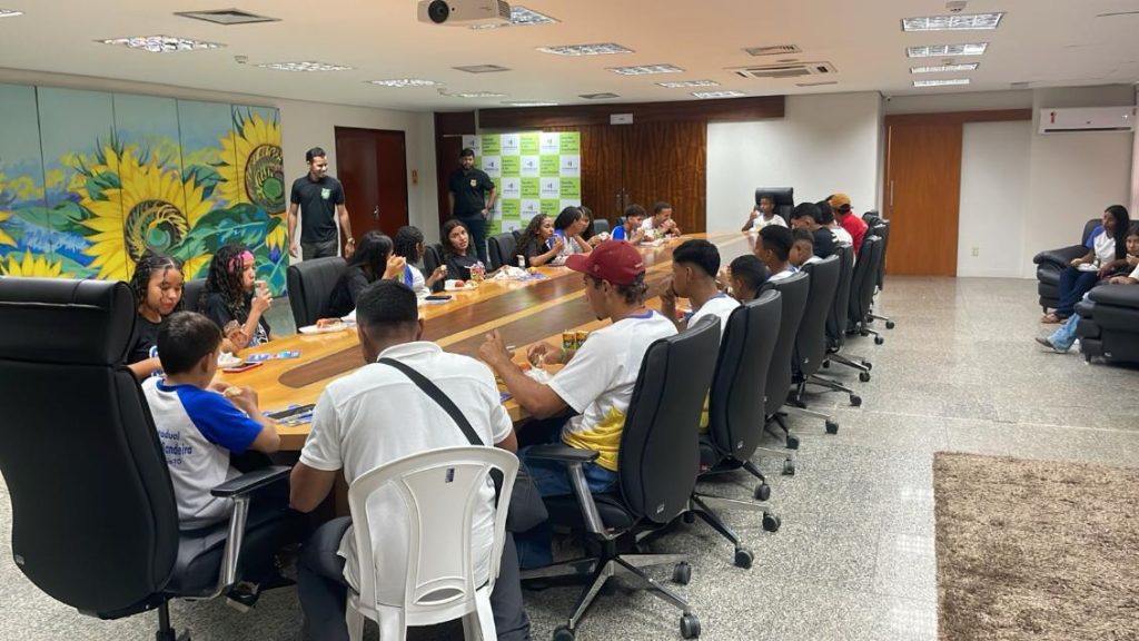 Educação Legislativa: estudantes de Formoso do Araguaia fazem Visita Guiada à Assembleia