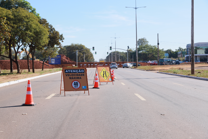 Prefeitura orienta moradores sobre desvio de tráfego em obras no cruzamento da avenida LO 21 com a Teotônio Segurado