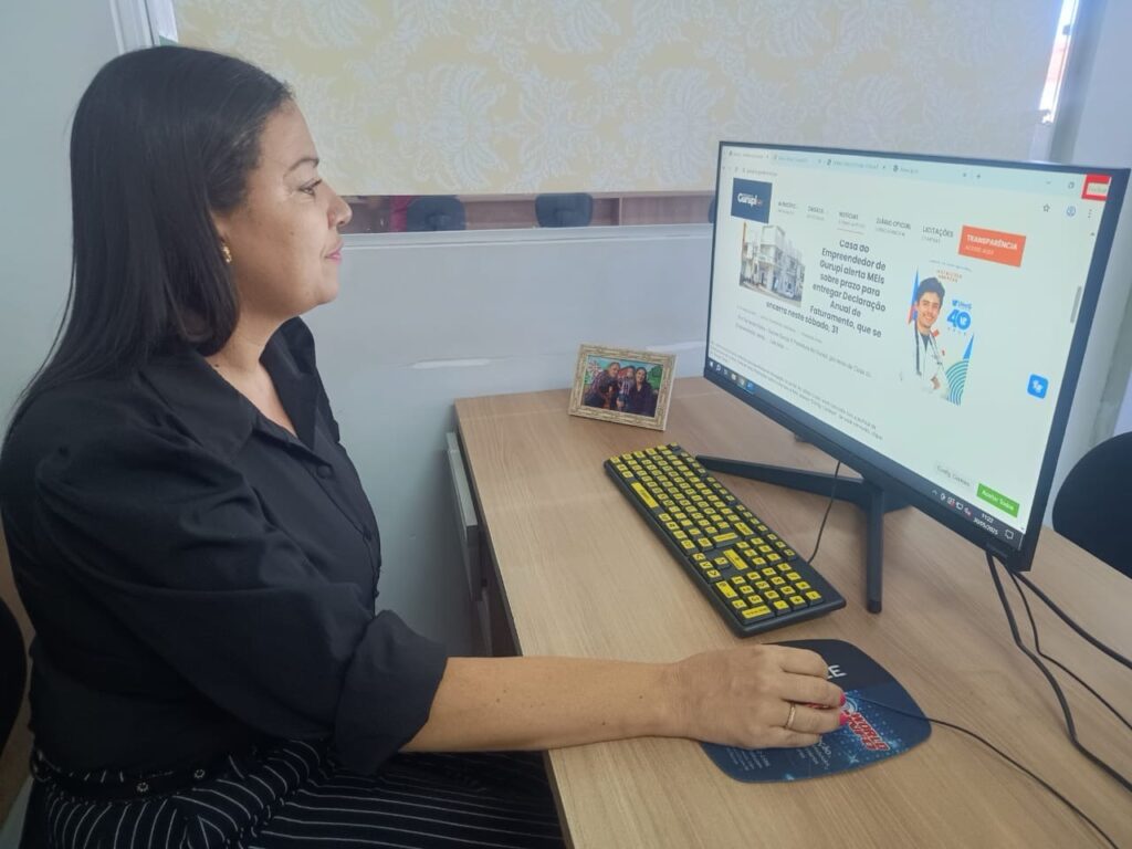 Prefeitura de Gurupi entrega computador adaptado para assistente social com deficiência visual