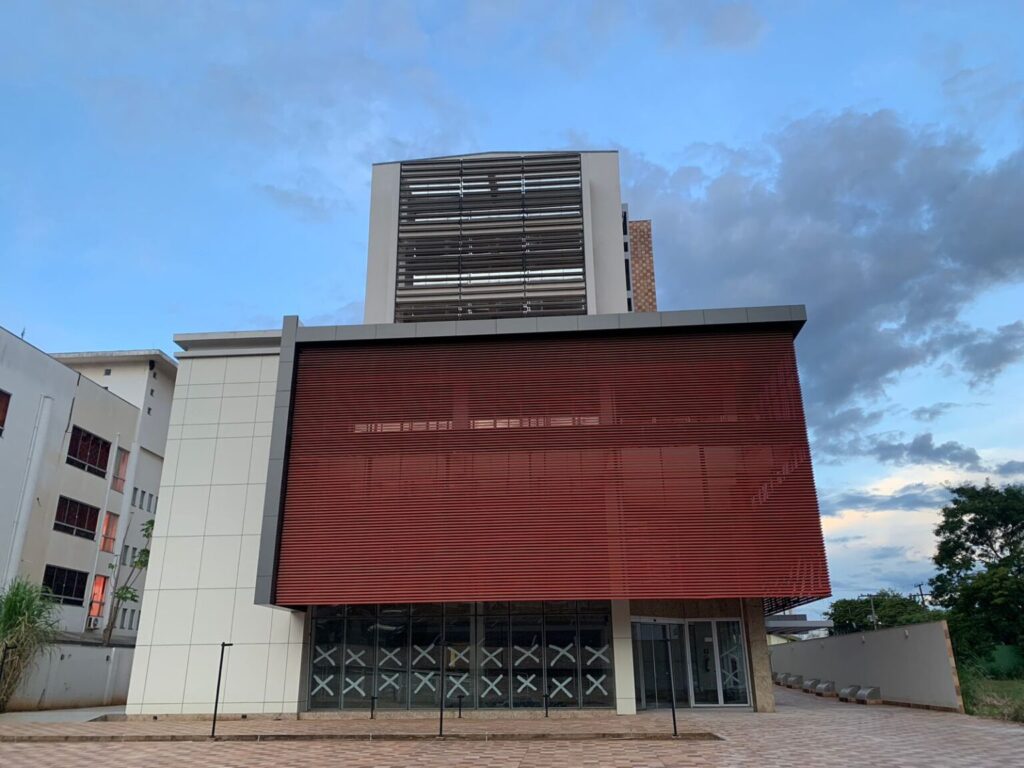 Prefeitura de Palmas oficializa troca no comando da Educação: Robson Vila Nova deixa o cargo e Anice Moura é nomeada secretária