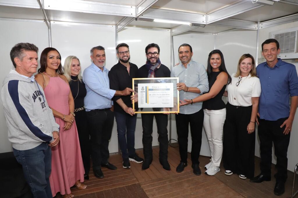 Eduardo Mantoan entrega título de cidadão tocantinense ao padre Fábio de Melo, no festejo do Senhor do Bonfim