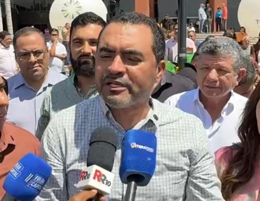 Governador Wanderlei Barbosa entrega 7 tratores agrícolas para escolas do campo no Tocantins