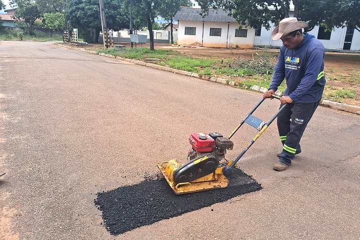 Estacionamentos da Avenida Siqueira Campos recebem serviço de tapa-buracos