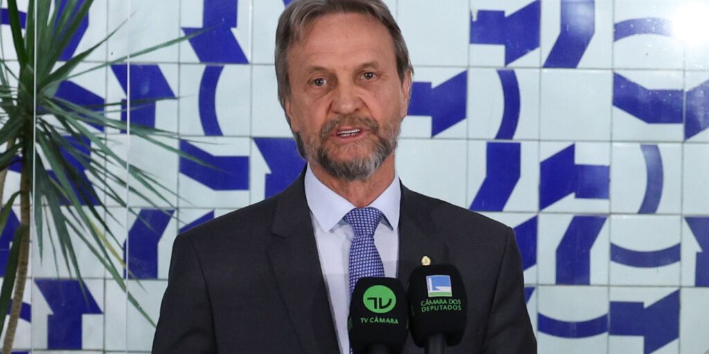 Líder do PT passa mal e Câmara suspende votações lider-do-pt-passa-mal-e-camara-suspende-votacoes